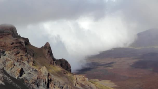 移动到山谷里的云 — 图库视频影像