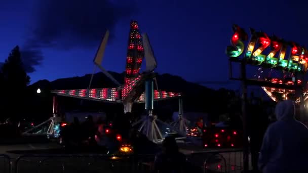 Carnival rides in city — Stock Video