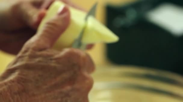 Mujer horneando un pastel de manzana — Vídeos de Stock