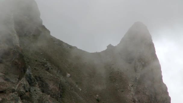 Wolken ziehen über die Berge — Stockvideo