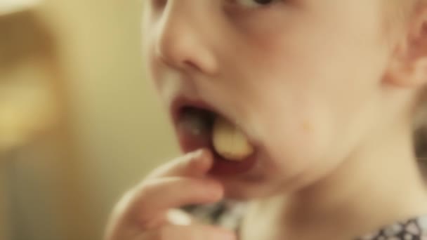 Gadis makan es krim — Stok Video