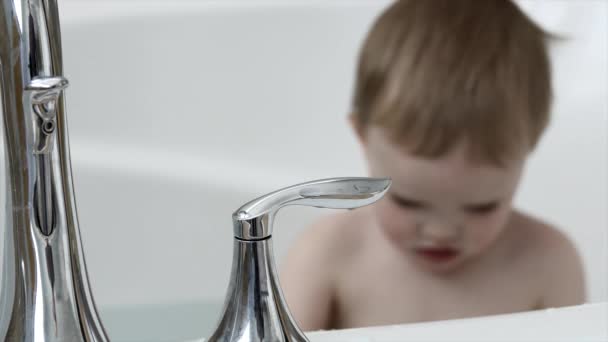 Petit garçon jouant dans une baignoire — Video