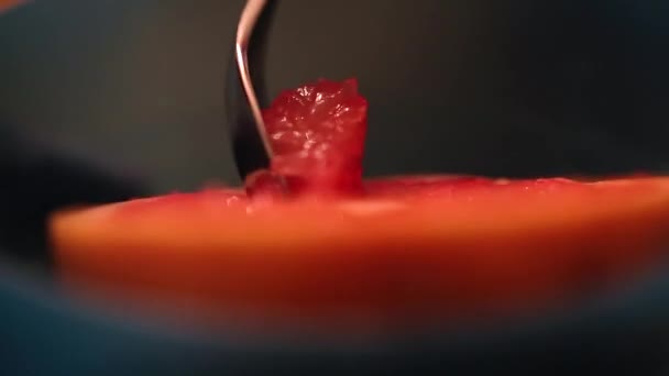 Comer un pomelo rojo rubí — Vídeo de stock