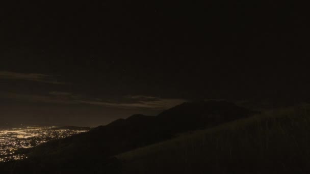 Miasto noc w górskiej dolinie — Wideo stockowe