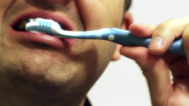 Man poetst zijn tanden — Stockvideo