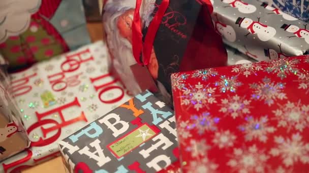 Presentes de Natal debaixo de uma árvore — Vídeo de Stock