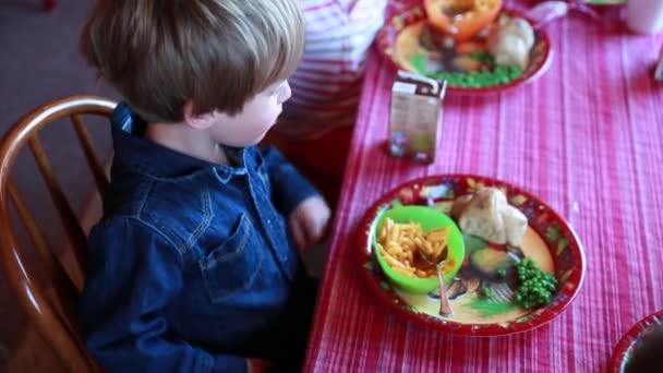 Діти, які їдять макаронів — стокове відео