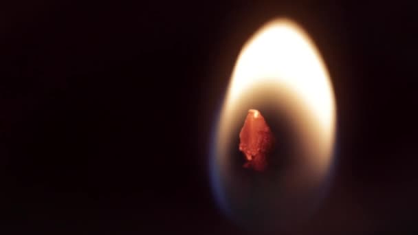 La llama arde en la vela — Vídeos de Stock