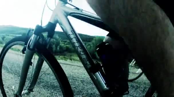 Mann fährt Fahrrad — Stockvideo