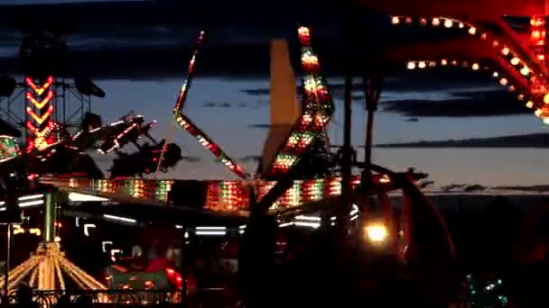 Carnival rides in city — Stock Video