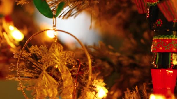 Árbol de Navidad decorado — Vídeos de Stock