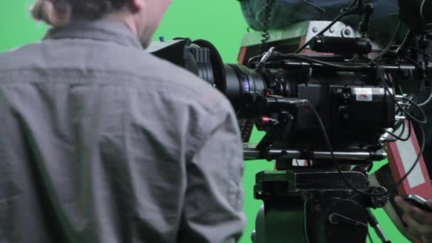 Telecamera uomo su un set cinematografico — Video Stock