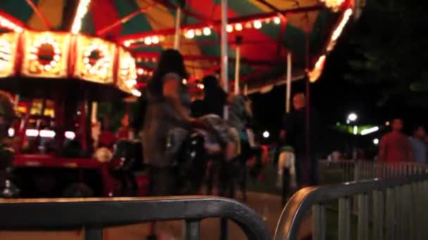 Niños cabalgando carrusel de carnaval — Vídeo de stock