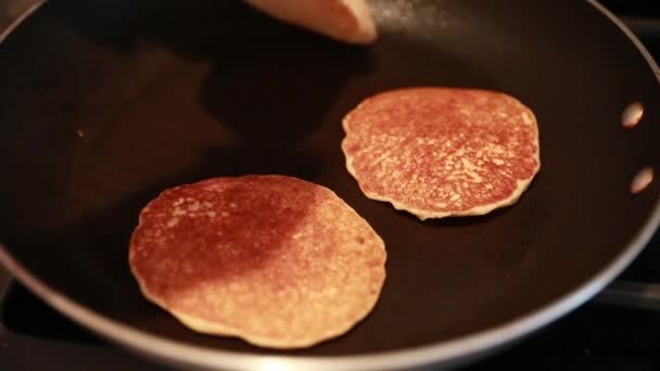 Mother cooks pancakes — Stock Video