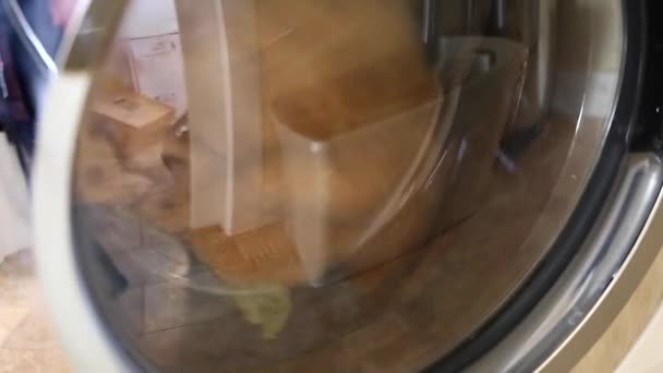 Kleren tuimelen in de wasmachine — Stockvideo