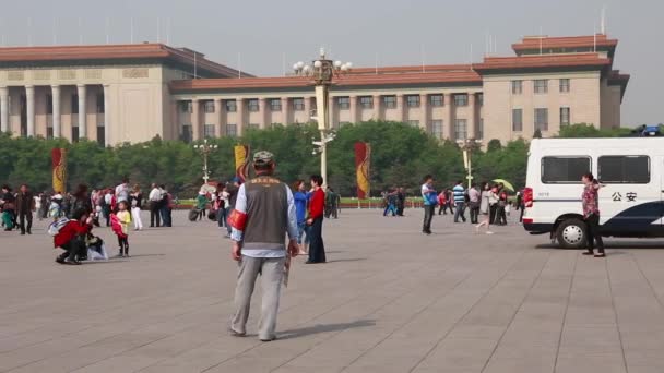 Tourists in the tiananmen square — Stock Video