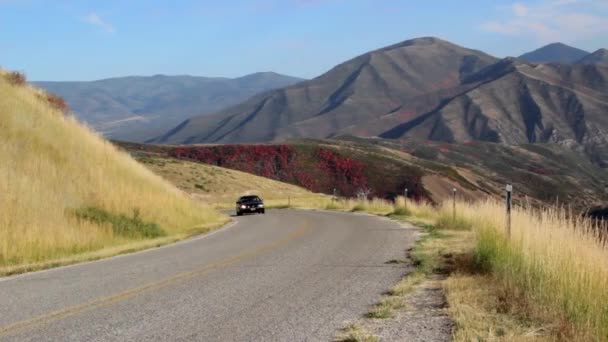 Автомобиль проезжает через горы — стоковое видео