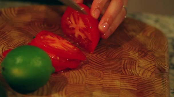 Резка помидоров для салата — стоковое видео