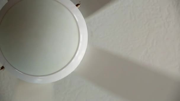 Ventilatore a soffitto bianco — Video Stock
