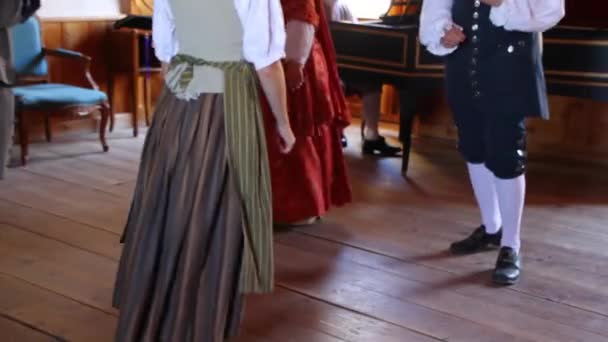 Menschen tanzen in Kleidung aus dem 18. Jahrhundert — Stockvideo