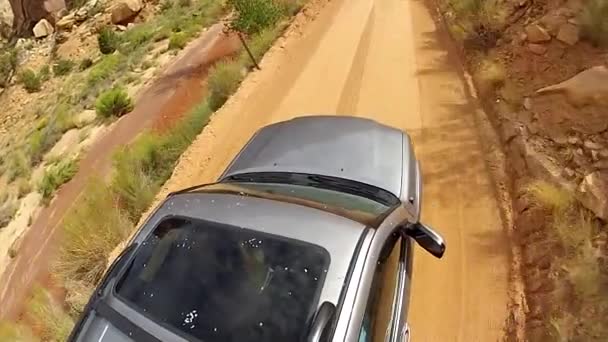 SUV rijden door capitol reef — Stockvideo