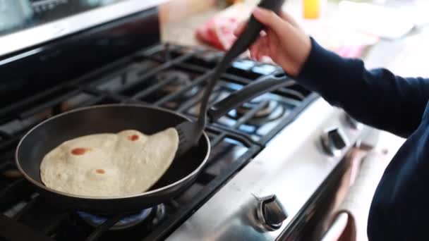 Vrouw kookt tortilla 's — Stockvideo