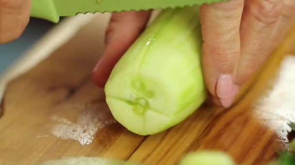 Una mujer corta un pepino — Vídeos de Stock