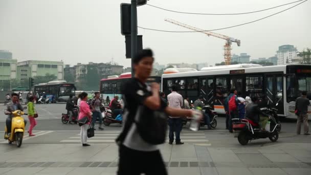 Trafik på en upptagen kinesisk gata — Stockvideo