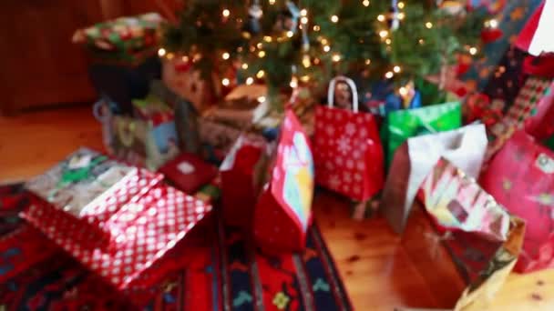 Árbol de Navidad con regalos — Vídeos de Stock