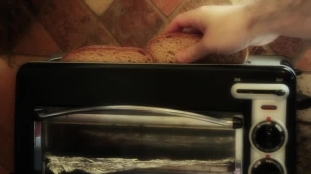 Pão colocando em uma torradeira — Vídeo de Stock