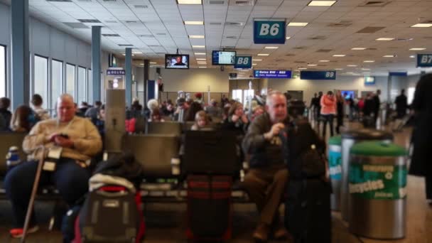 Pessoas dentro de um aeroporto — Vídeo de Stock