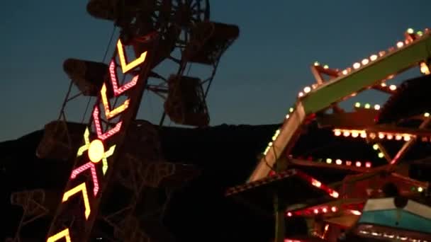 Carnival rides in city — Stock Video