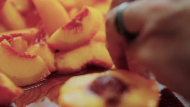 Woman pealing and slicing peaches — Stock Video