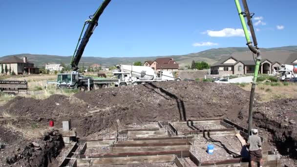 Pracowników budowlanych wylewanie fundamentowych — Wideo stockowe