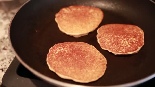 Mãe cozinha panquecas — Vídeo de Stock