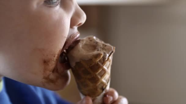 Bambino che mangia un gelato — Video Stock