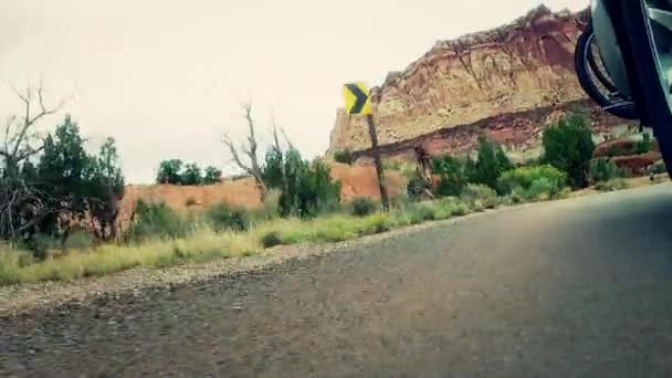 Suv prowadzi przez Capitol Reef — Wideo stockowe