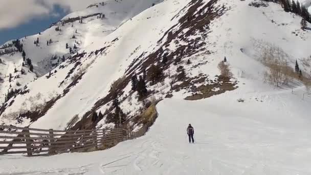 Hombre esquiando en la nieve de primavera — Vídeos de Stock