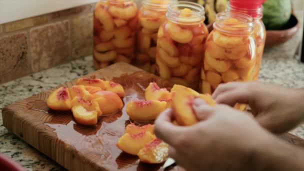 Schneiden eines frischen Pfirsichs zur Konservierung — Stockvideo