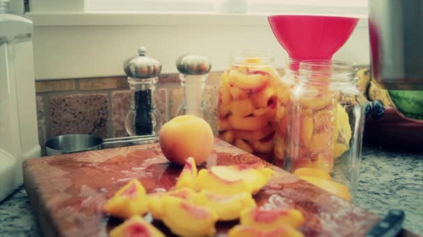 Жінка готує персики — стокове відео
