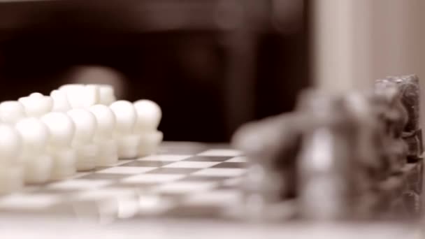 Tablero de ajedrez de mármol tallado a mano — Vídeo de stock