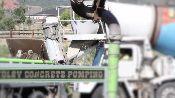 Camion di pompaggio calcestruzzo — Video Stock