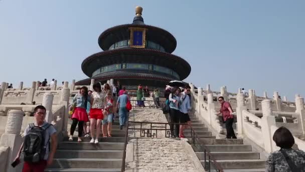 Turistas en el templo del cielo — Vídeo de stock