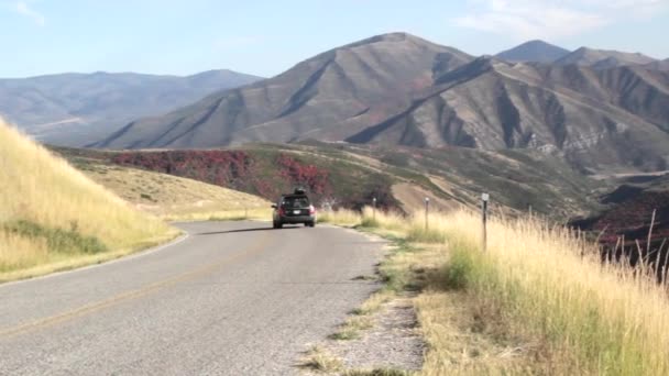 Carro dirige através de montanhas — Vídeo de Stock