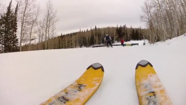 Hombre esquiando en la nieve de primavera — Vídeo de stock