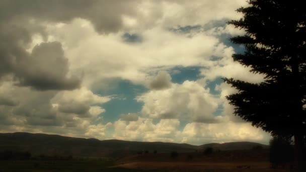 Clouds moving through the valley — Stock Video