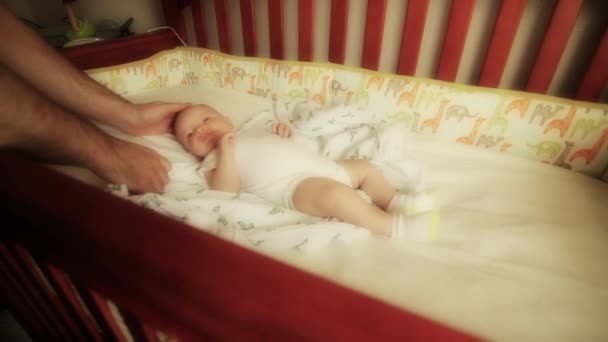 Pai acaricia seu bebê recém-nascido — Vídeo de Stock