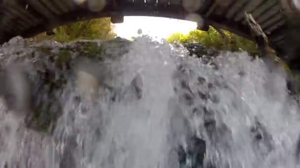 Puente sobre el arroyo de montaña — Vídeos de Stock