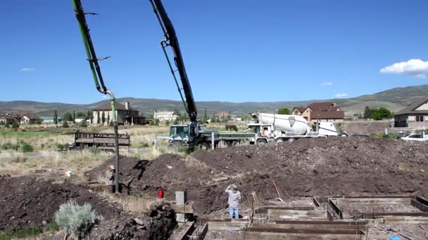 Робітники готують ноги будинку — стокове відео