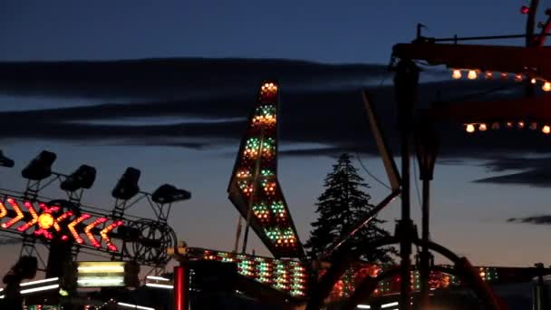 Carnival rides in city — Stock Video